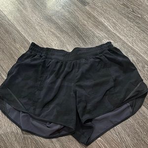 Lululemon hotty hot low rise 4 inch in black camo!